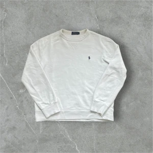 Vit sweatshirt från Polo Ralph Lauren - Säljer en stilren vit sweatshirt från Polo Ralph Lauren. Den är i perfekt skick, inga defekter. Fråga om du har några frågor 