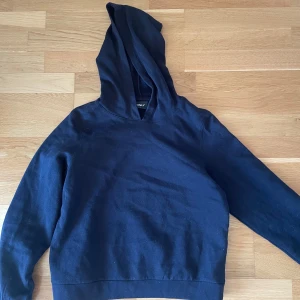 Svart hoodie från ONLY - Tunn svart hoodie. Den är nopprig men annars i bra skick.