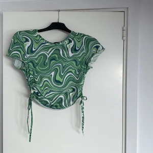 Grön mönstrad kortärmad topp - Jag säljer en jätte fin grön mönstrad topp från hesperus i storlek M men den passar xs och s. Jag har inte använt den så mycket då den är för liten för mig. Köpt i USA 😊💓