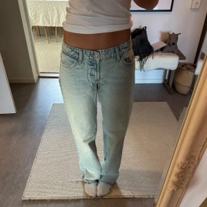 Ljusblå jeans - Säljer ett par ljusblå jeans med normal passform. De har en klassisk femficksdesign och är tillverkade i denim. Perfekta för en avslappnad stil. Lågmidjade
