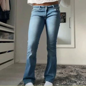 Blå bootcut jeans från Pepe jeans, la upp igen pga fri frakt! - Snygga blå bootcut jeans med låg midja. Använd fåtal gånger så är i nyskick, laddar upp igen pga fri frakt.