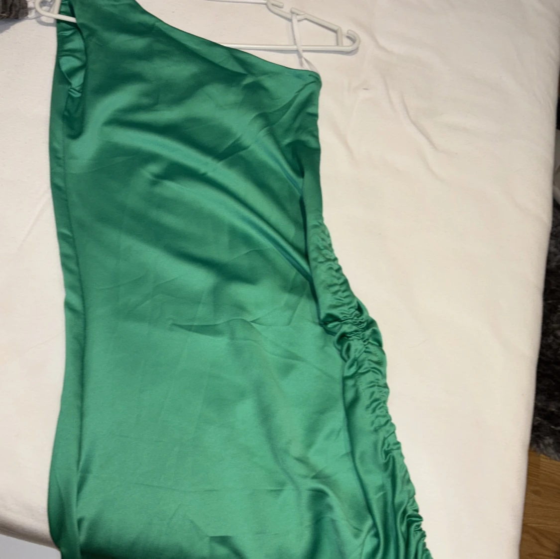 Grön one-shoulder klänning