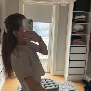 Beige t-shirt - Säljer en stilren beige t-shirt med normal passform. Perfekt basplagg för alla tillfällen. Kortärmad och tillverkad i mjukt material för extra komfort. Köpte den i en liten stolek eftersom jag ville att den skulle visa lite mage. Men den passa även för större storlekar. Säljer den för 150 då jag köpte den för ganska mycket mer pengar. Inte använt så ofta så den är som ny.