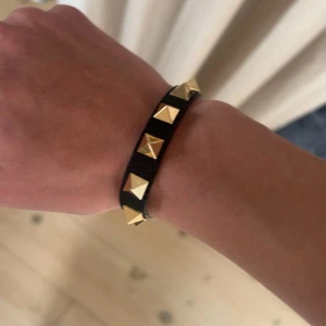 Valentino Armband - Valentino armband (lookalike) i svart färg!