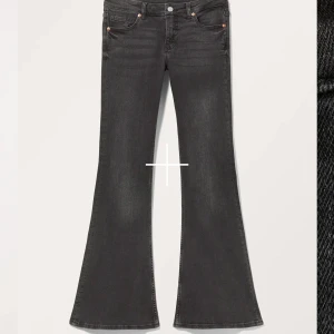 Svarta flared jeans - Snygga lågmidjade jeans i färgen ”Washed black” från Monki💕💕 Jag har endast provat dessa💕 Hör av er vid fler frågor!🫶