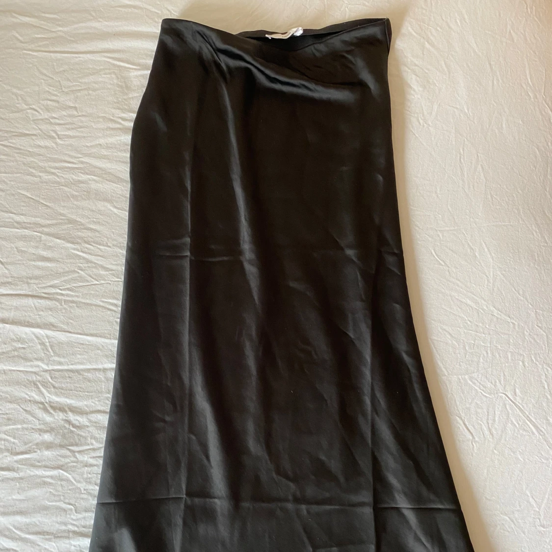 Svart långkjol i satin