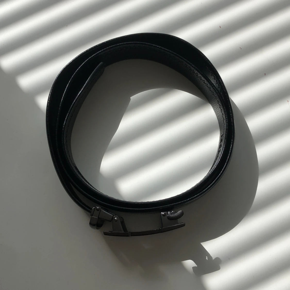 Svart bälte med H-spänne - 1