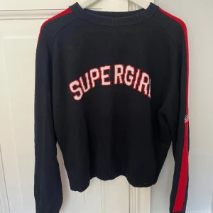 Supergirl tröja - Fin stickad tröja från subdued som det står super girl på. Den e svart med röda ränder ner för armarna. Storlek M❤️