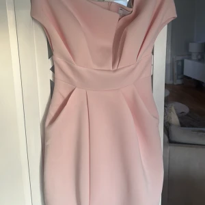 Ljusrosa klänning - Superfin ljusrosa klänning med offshoulder-design och kort längd. Helt oanvänd och lappen sitter kvar. Passar perfekt för speciella tillfällen. Nypris 586kr. Säljer då storleken inte passade mig! 💕🩷💘💖💞💓💝 Hör av dig vid frågor!