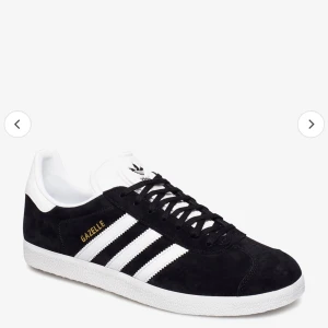 Gazella skor. Adidas originals - Ett par snygga Adidas originals. Skriv för mer bilder på skorna. Nypris: 899kr. Jag säljer för: 350kr