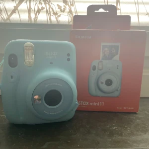 Instax kamera 11 mini  - En jätte fin instax kamera som inte kommer till användning, funkar jätte bra men kommer inte med foto papperna, du som köper måste köpa de själv💕den ser hele ny ut! Köpte den för 1500 men säljer för 700kr💕