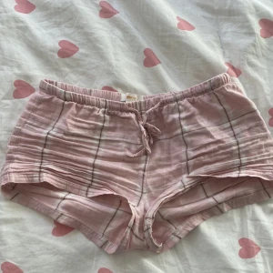 Rosa rutiga shorts från Gina Tricot - Säljer ett par rosa rutiga pyjamas shorts! Tunna och de blir ganska korta framme där det är skrynkligt om man inte stryker dom!