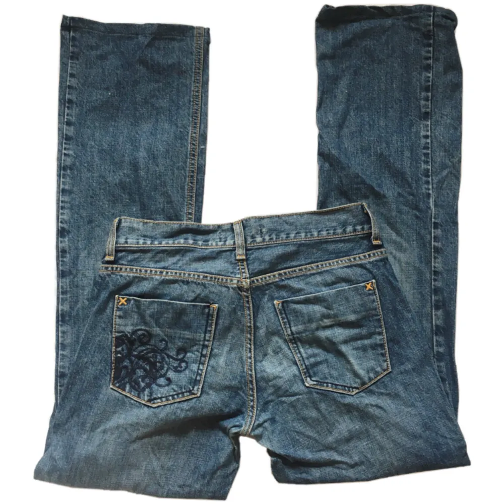 Blåa jeans med mönstad ficka i bak! Medelhöga/lågmidjade . Farkut & Housut.
