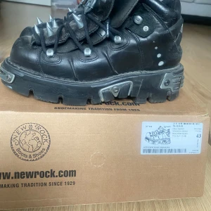 Svarta boots med nitar från New Rock - Säljer ett par svarta New Rock boots som är storlek 43. Skorna är sparsamt använda kvitto finns kvar. Kan även gör byten mot drain gang merch om ni har. Om ni har frågor hör av er