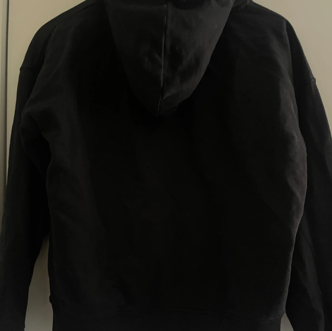 Svart hoodie från Wai Wai - 1