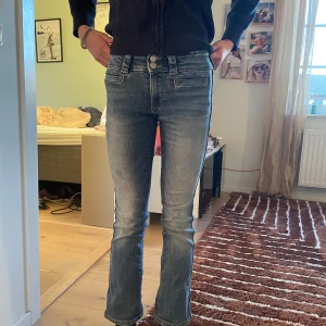 Blå jeans med bootcut - Snygga blå jeans med bootcut och låg midja. De har en klassisk femficksdesign. Perfekta för en avslappnad stil.I strl.152
