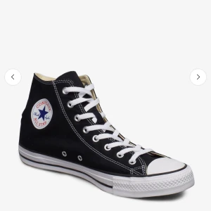 Svarta Converse All Star sneakers - Klassiska svarta Converse All Star sneakers med hög modell och vit sula. Skorna har den ikoniska logotypen på sidan och vita snören. Perfekta för en avslappnad stil.