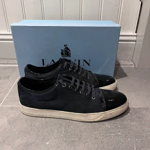 Lanvin sneakers - Säljer dessa skitsnygga Lanvins. Storleken på skorna är UK 11 vilket motsvarar storlek 45/46. Box följer även med. Skriv gärna vid fler frågor eller funderingar👌🏻