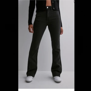 Svarta bootcut jeans - Snygga svarta bootcut jeans från Nelly. Helt oanvända, endast testade. De har femficksdesign och stängs med dragkedja och knapp. Storlek 26/32