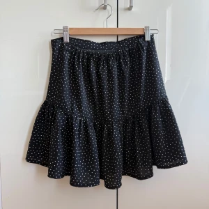 Svart prickig kjol från Gina Tricot - Säljer denna svarta kjol med vita prickar från Gina Tricot. Den kommer blir jättefin nu till sommaren!! ☀️