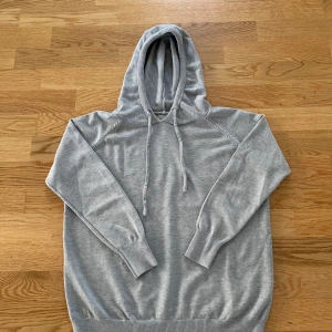 Grå merino hoodie (Storlek S) - En stilren grå merino ull tröja. Endast provad och den passade inte mig därför säljer jag den. Storlek S fast den är ganska liten i storlek. Nypris: ca 300