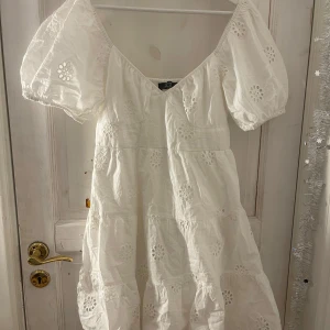 Vit klänning med puffärmar - Super fin vit klänning med puffärmar. Köpte i london men säljer då den inte passar. Aldrig använd så därför i nyskick. Passar perfekt till studenten eller bara som sommarklänning. Pris går att diskutera!!🤍
