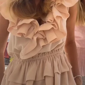 Beige/rosa volangblus - Säljer denna eftertraktade volang toppen från H&M. Perfekt till sommaren! Aldrig använd, fortfarande etiketterna kvar. (Kom privat angående postningen då jag är utomlands just nu).