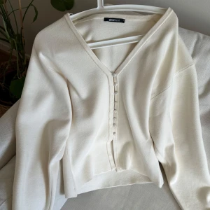 Vit stickad figursydd kofta från Gina Tricot - Superfin vit figurkofta med knappar! Storlek S, nästintill ny🩷 Nypris 399kr