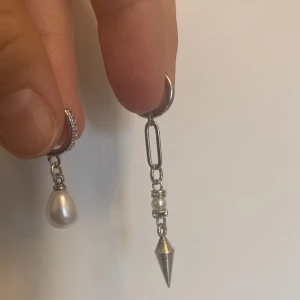 Silverörhängen med pärla och konformad detalj - Unika silverörhängen med en pärla på det ena och en konformad detalj på det andra. Perfekt för att ge en edgy touch till din stil.  ⭐️STHLMSTILL⭐️ handgjord aldrig använt!