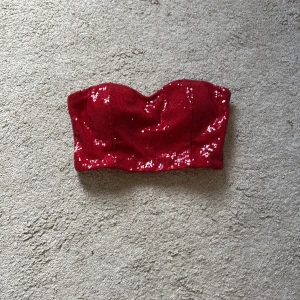 Röd paljettprydd tubtopp - Snygg röd tubtopp med paljetter