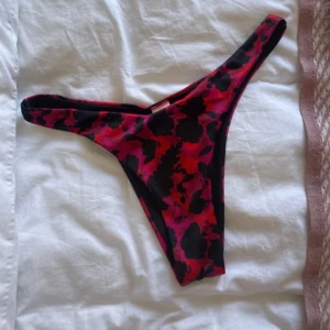 Rosa och svart blommig bikiniunderdel - Fin oanvänd biliniunderdel från hunkemöller. Storlek S