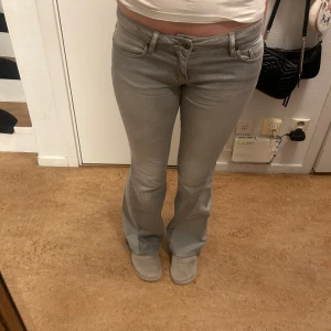 Gråa jeans  - Gråa jeans från märket boss orange som liknar dom populära ltb jeansen🤍 Dom är sydda med tyg längst benen för att få dom mer flare Midjemått tvärs över 38cm innebenslängd ca 78cm