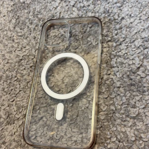 Mobilskal ifrån Apple  - Ett Apple original telefon skal för iPhone 12. Köptes på Elgiganten för ett tag sen. Hör av dig om du är intresserad så kan vi komma fram till ett pris! 