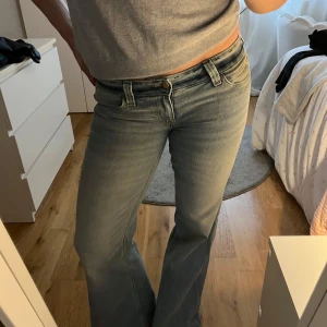 Low waist jeans  - Säljer dessa trendiga cheap monday jeans! Flared vid fötterna och låga i midjan. Passar mig som är M! Pris är 190kr+frakt!  