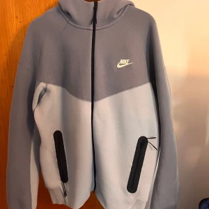 Nike Tech Fleece - Snygg ljusblå Nike tech fleece. Säljer då den inte faller mig i smaken så mycket och jag knappt har använt den. Nypris 1500kr