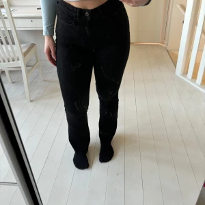 Svarta jeansbyxor - Snygga svarta jeansbyxor med hög midja och utsvängda ben.