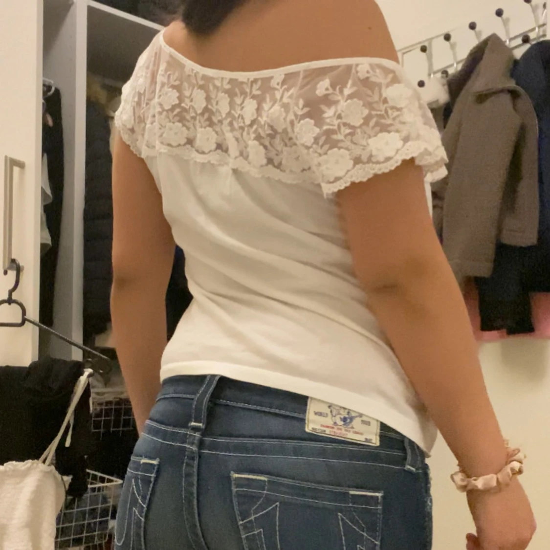 Vit offshoulder topp med spetsdetaljer - 2