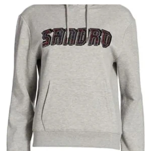 Grå hoodie från Sandro - Snygg grå hoodie från Sandro med ett coolt tryck på bröstet. Perfekt för en avslappnad stil. Den har en klassisk passform med långa ärmar och en bekväm huva med dragsko. Passar både m och s❤️