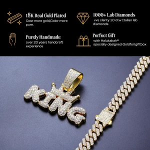 Guldpläterat halsband med KING-hänge - Ett imponerande halsband pläterat med 18K guld och dekorerat med över 1000 labbodlade diamanter. Hänget stavar 'KING' och är rikt utsmyckat med glittrande stenar. Perfekt för den som vill sticka ut med en lyxig accessoar.