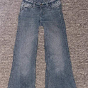Blå jeans från Cheap Monday - Säljer ett par snygga blå jeans från Cheap Monday. Andvända väldigt få gånger dock har lappen åkt av lite 