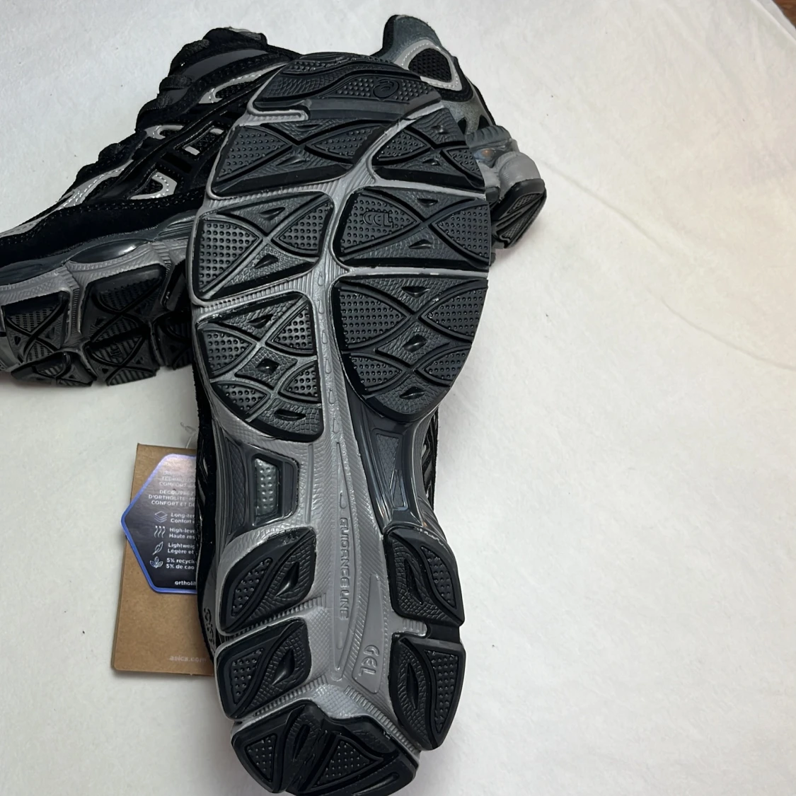 Svarta och grå sneakers från Asics - 2