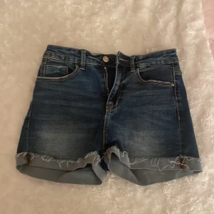 Blå jeansshorts från stradivarius  - Säljer ett par snygga blå jeansshorts i storlek xs❤️ Toppen skick och perfekta till sommaren! Pris går att diskutera❤️