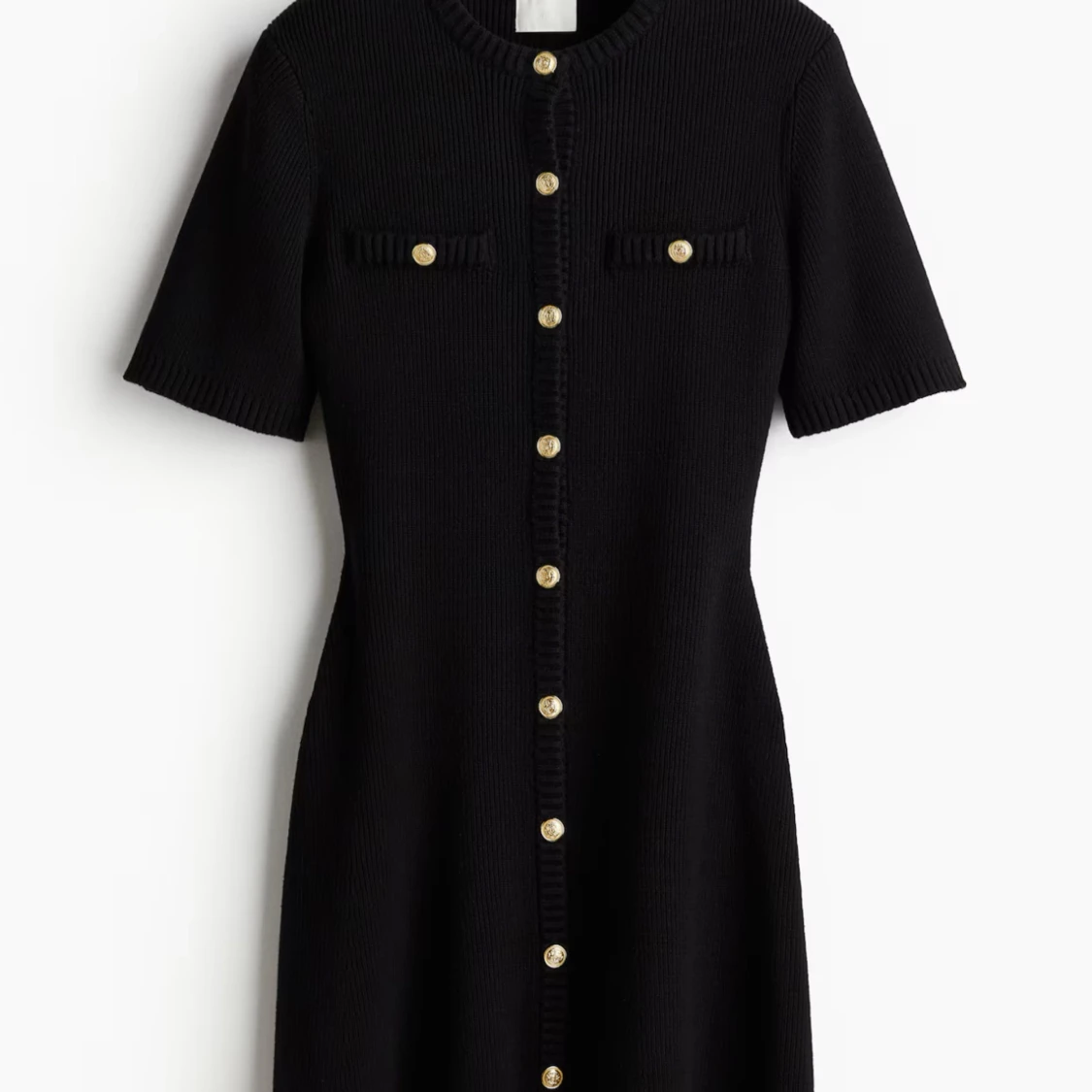 Svart stickad klänning med guldknappar