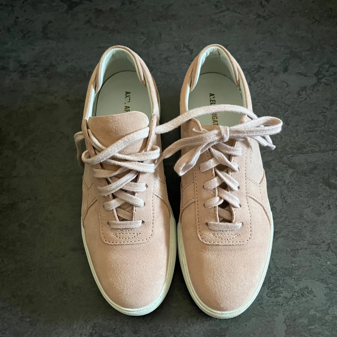 rosa sneakers från Axel Arigato - 1