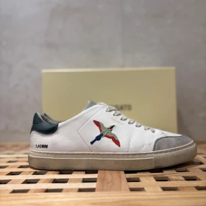 Axel Arigato skor - Snygga vita sneakers från Axel Arigato. Säljer dem då dem är för små inte ibte blivit använda på länge, orginalbox finns kvar och dem är i storlek 43