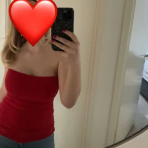 Röd tubtopp från ”United Colors of Benetton” - Säljer en snygg röd tubtopp från ”United Colors of Benetton” ett bra märke från Italien:) toppen är i mycket bra skick. 