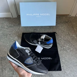Philippe Model Trainers - Säljer ett par asfeta skor från Philippe Model| Storlek: 41 men passar nog 42!| HELT NYA med lapp kvar| Allt OG ingår!!!! Nypris är 3200kr, vårat är 2049kr!!! Tveka inte att fråga vid fundering 💭 
