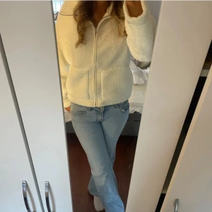 vit teddyjacka med dragkedja - Mysig beige teddyjacka från H&M, med dragkedja framtill. Skulle inte säga att den är sliten men skriv privat om du vill ha fler bilder eller är intresserad! (inte mina bilder, men den ser typ ut så)