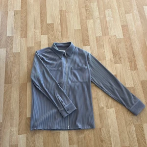 Grå overshirt från Ciszere - Snygg grå overshirt från Ciszere. Helt oanvänd, nypris 1600kr. 