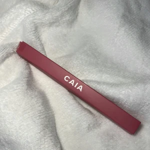 Läpppenna Springbrook från CAIA - Snygg läppenna i nyansen Springbrook från CAIA. Perfekt för att definiera och fylla i läpparna med en mjuk och krämig konsistens. Endast testad (ritat ett streck) så helt ny.